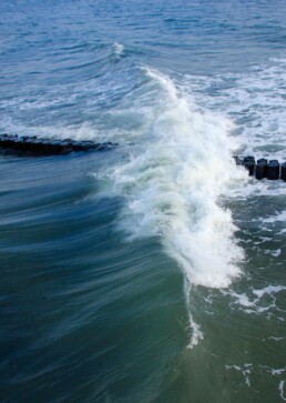 Welle bricht sich in Kühlungsborn Ostsee